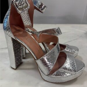 Chinese Laundry Platform Riddle Sz 9 in Party Snake Silver